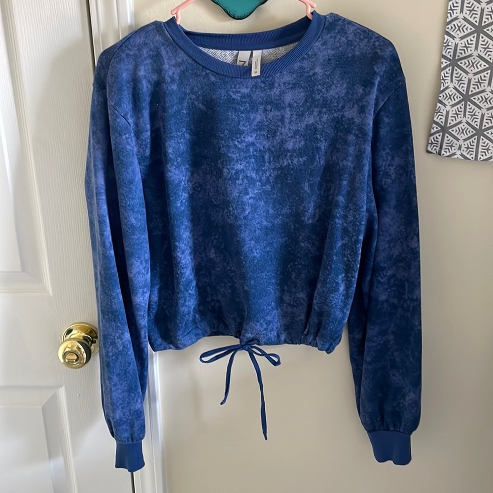 Blue bleach wash crop pullover